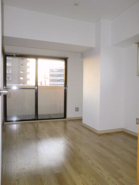 Living and room. Highest plug spacious living. 