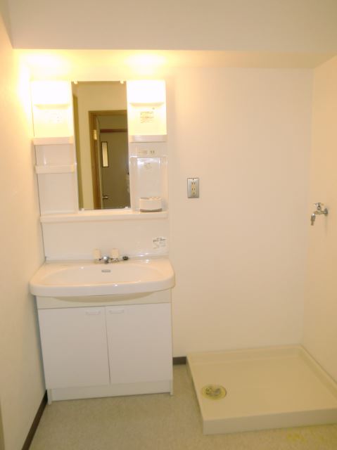 Washroom. Wash basin that can be used widely looks happy. 