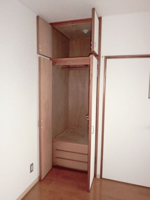 Receipt. Storage equipped with a drawer. 