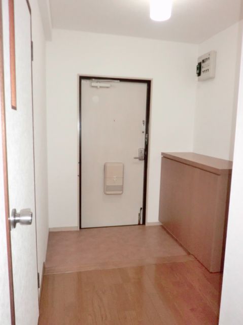 Entrance. Entrance of the stepped low safety design. 