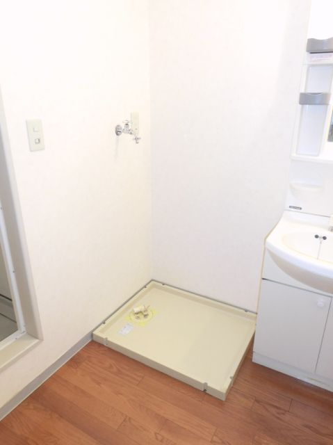 Other room space. There is a washing machine yard in the room. 