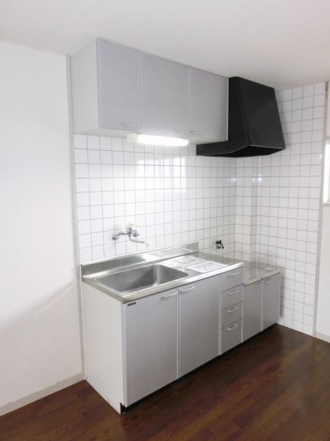 Kitchen. Easy-to-use good spread of kitchen. 