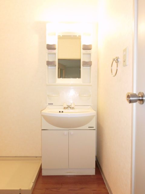 Washroom. Independent is vanity. 