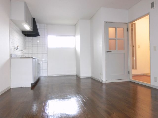 Living and room. Brightly, Excellent kitchen breathable. 