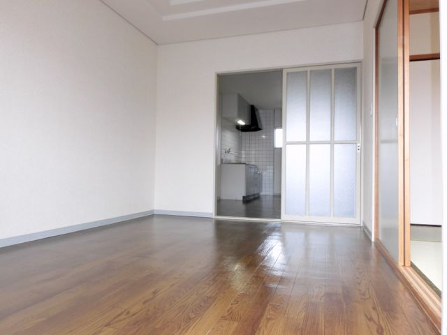 Living and room. Shines in the entire light is the room of the sun, Space with warmth. 