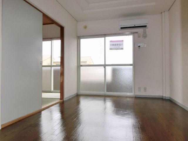 Living and room. Air conditioning is conditioned rooms. 