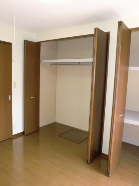 Receipt. Wide and convenient storage space.