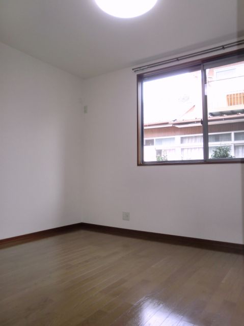 Living and room. The north side of the independent Western-style.