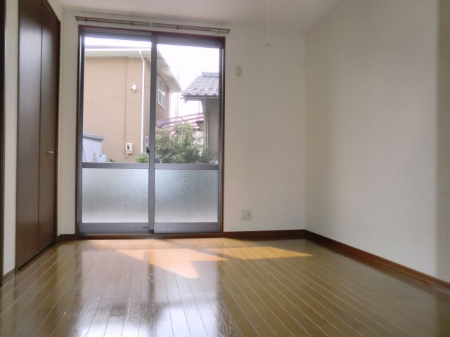 Living and room. Bright Western-style rooms facing the south.