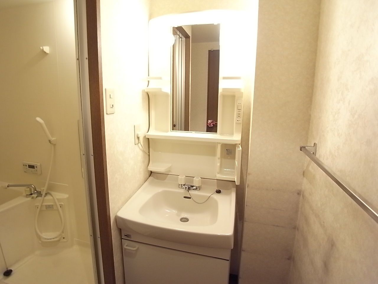 Washroom. Independence is a wash basin! ! 