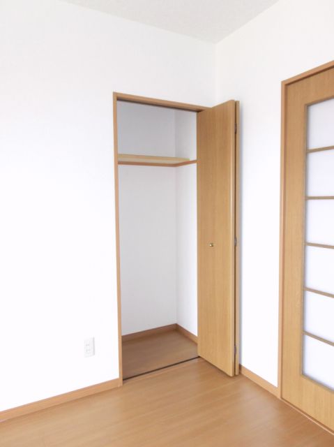 Receipt. Many storage places, Convenient.