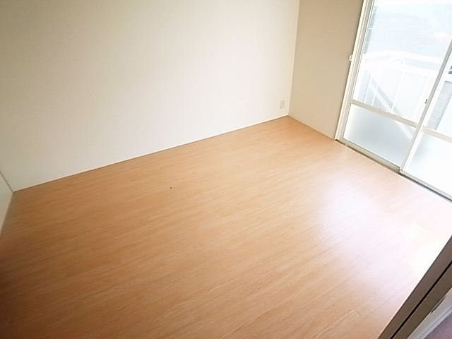 Living and room. Western is. It is day pat on the south-facing. 