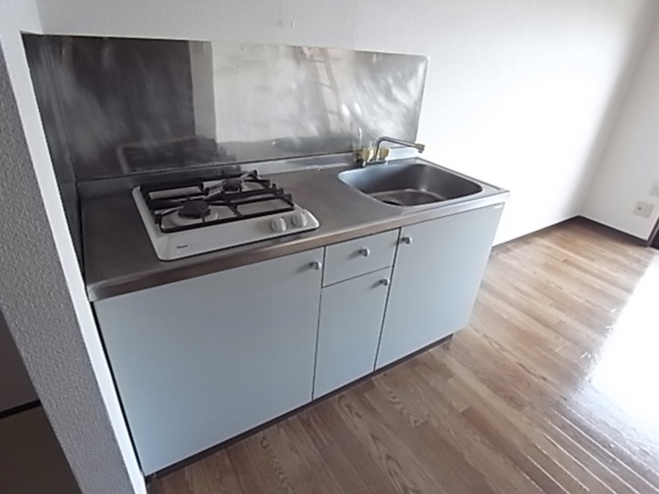 Kitchen. This breadth and two-burner stove in the studio is I am happy ^^