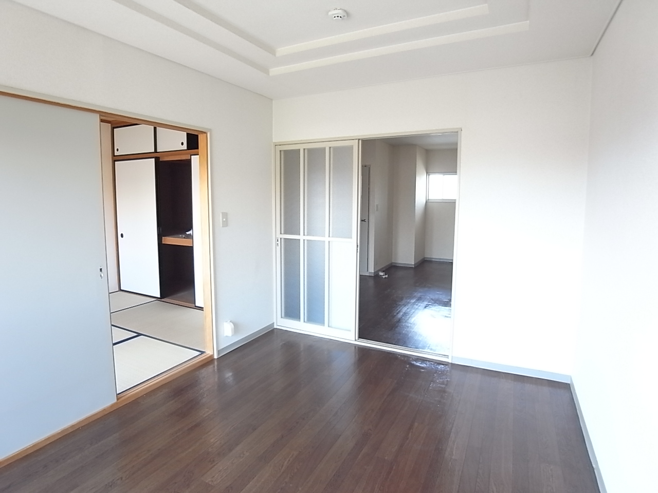 Living and room. On the south side Western-style 6 Pledge. Day is good