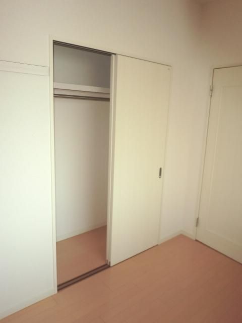 Receipt. There is also a closet.