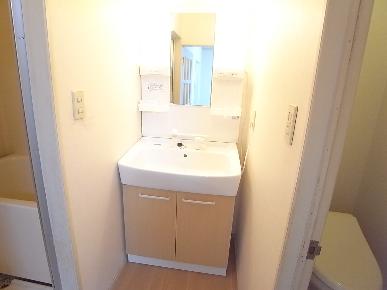 Washroom. Independent wash basin! !