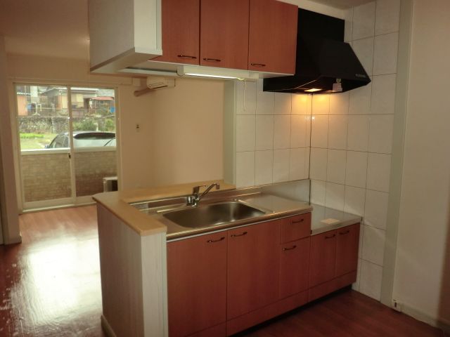 Kitchen. Please enjoy the dishes. 