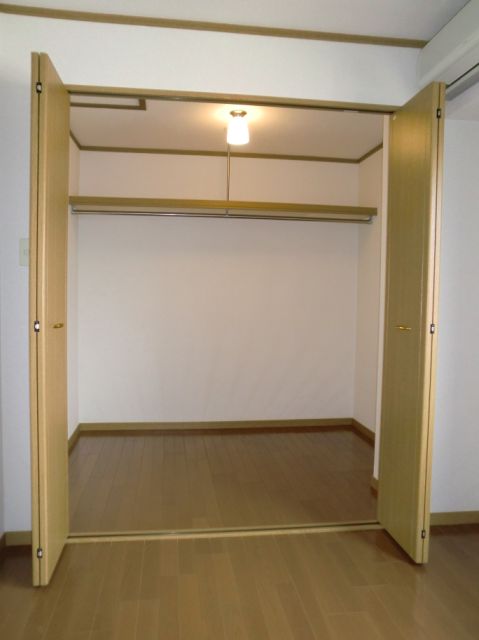 Receipt. Peace of mind for those who often luggage in the storage of large capacity. 