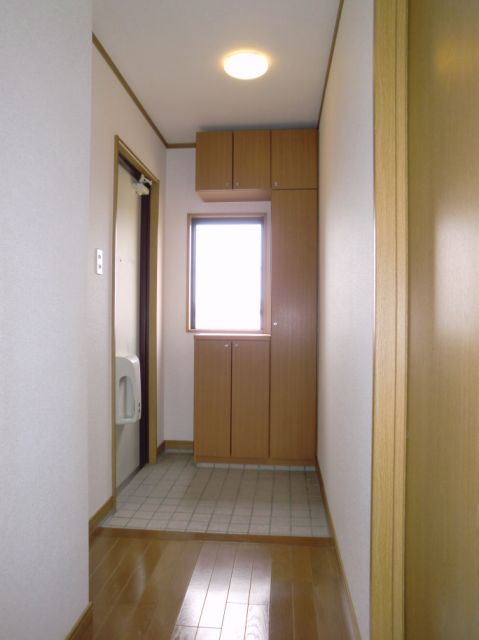 Entrance. Welcomes a large shoebox. 