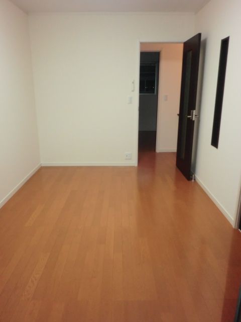 Other room space. The second floor is the state of the south side of the room.