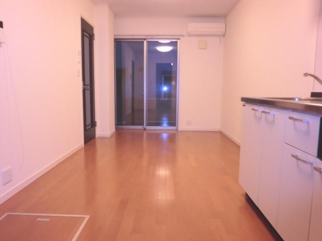 Living and room. All rooms are air-conditioned ・ Property with a lighting fixture.