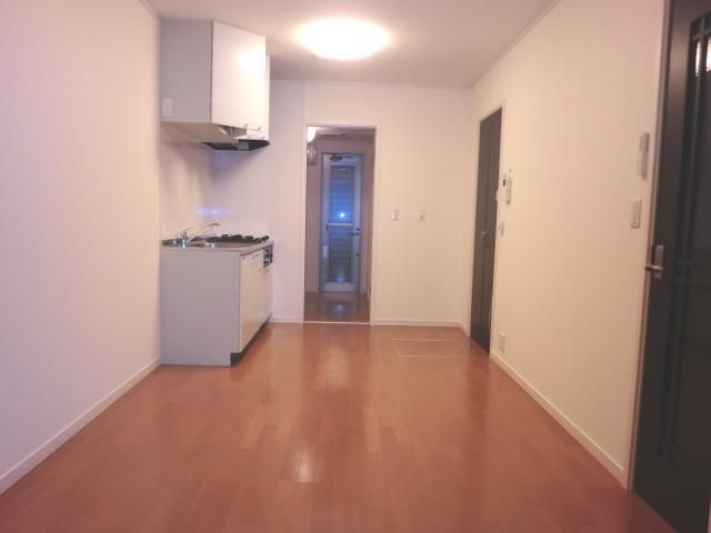 Living and room. All rooms are air-conditioned ・ Property with a lighting fixture.