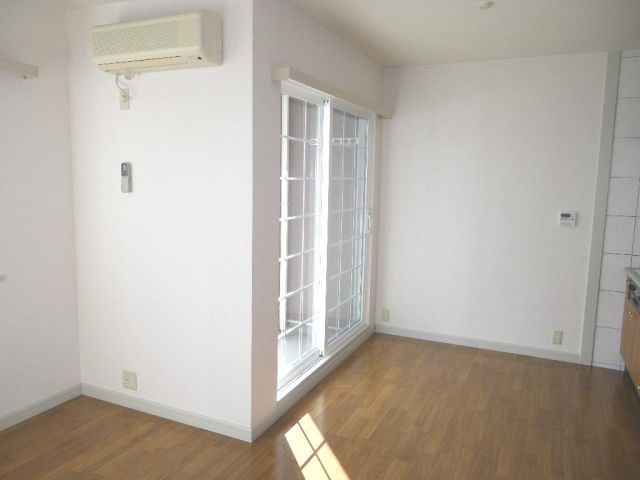 Living and room. It marked with 1 groups air conditioning.