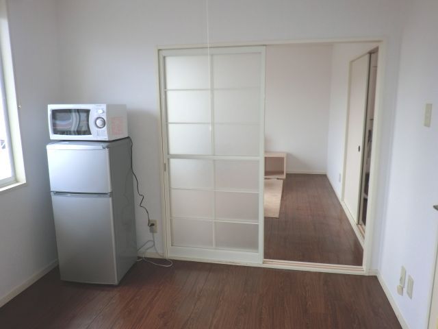 Living and room. refrigerator ・ It is with a microwave oven.