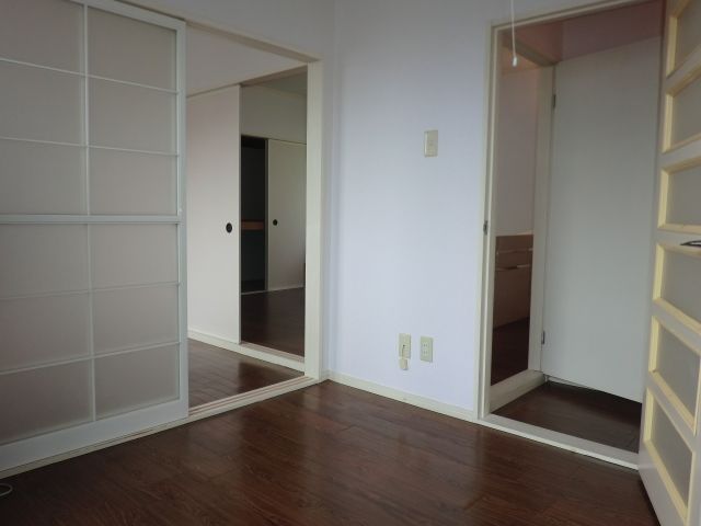 Living and room. It is also recommended to singles.