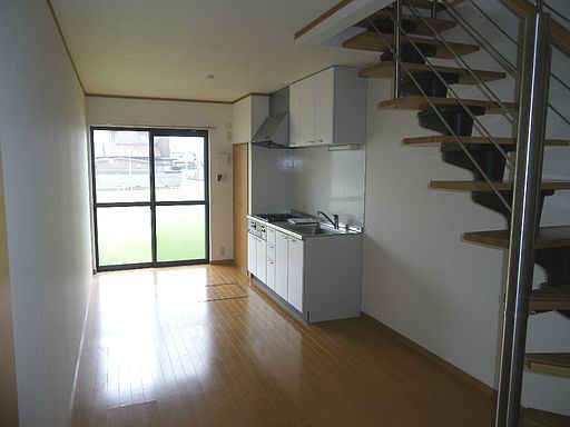 Living and room. It is a window bright large. 