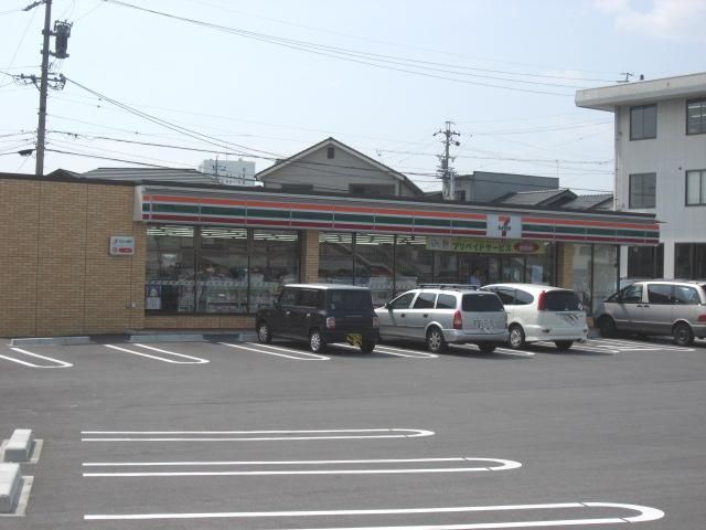 Convenience store. 640m to Seven-Eleven (convenience store)