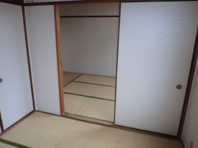 Living and room. Japanese-style room is a two room.