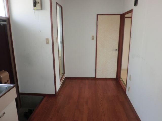 Living and room. It is also recommended to singles.