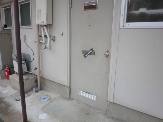 Other room space. Entrance of the horizontal is the washing machine Storage.