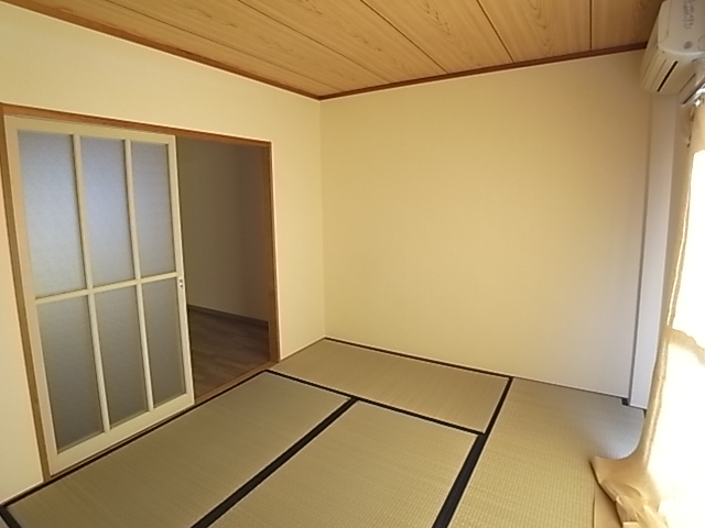 Living and room. Western-style 6 Pledge. Air-conditioned