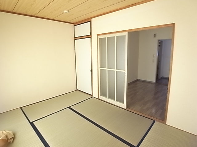 Living and room. Since the south-facing a bright! 