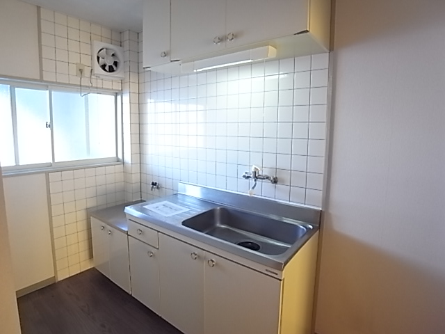 Kitchen. Ventilation pat bright because there is a window in the kitchen! 