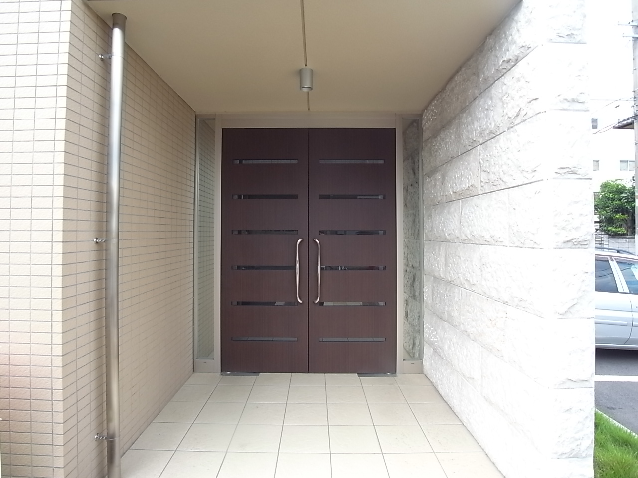 Entrance. It has luxury ○