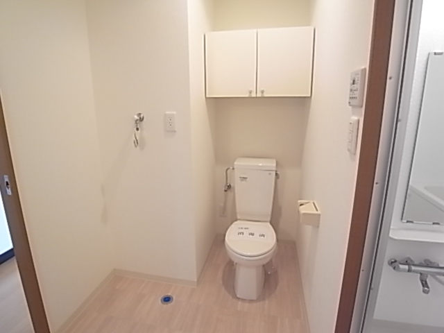 Toilet. Good usability There is also a shelf at the top!