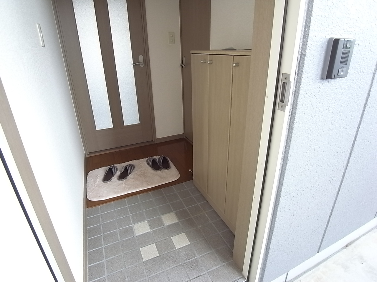 Entrance. Rest assured that card key! 