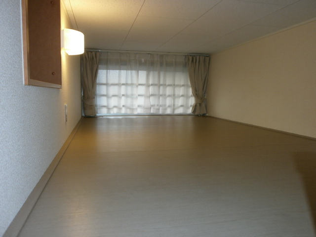 Other room space. Even sleeping in the loft, You can also use either in the luggage storage