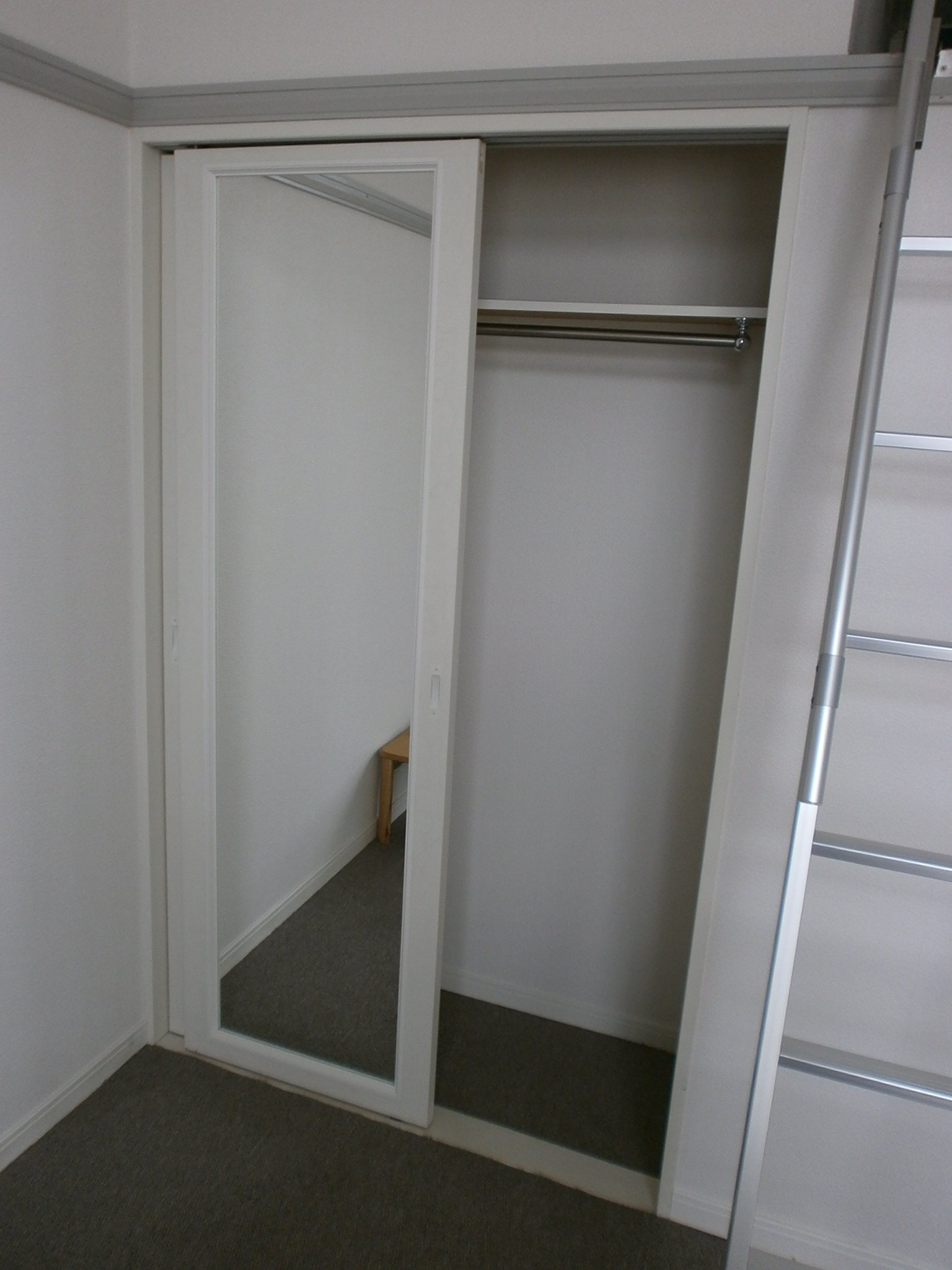 Receipt. Full-length mirror with storage Yes