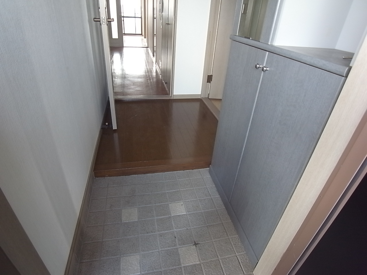 Entrance. It comes with a shoe box.