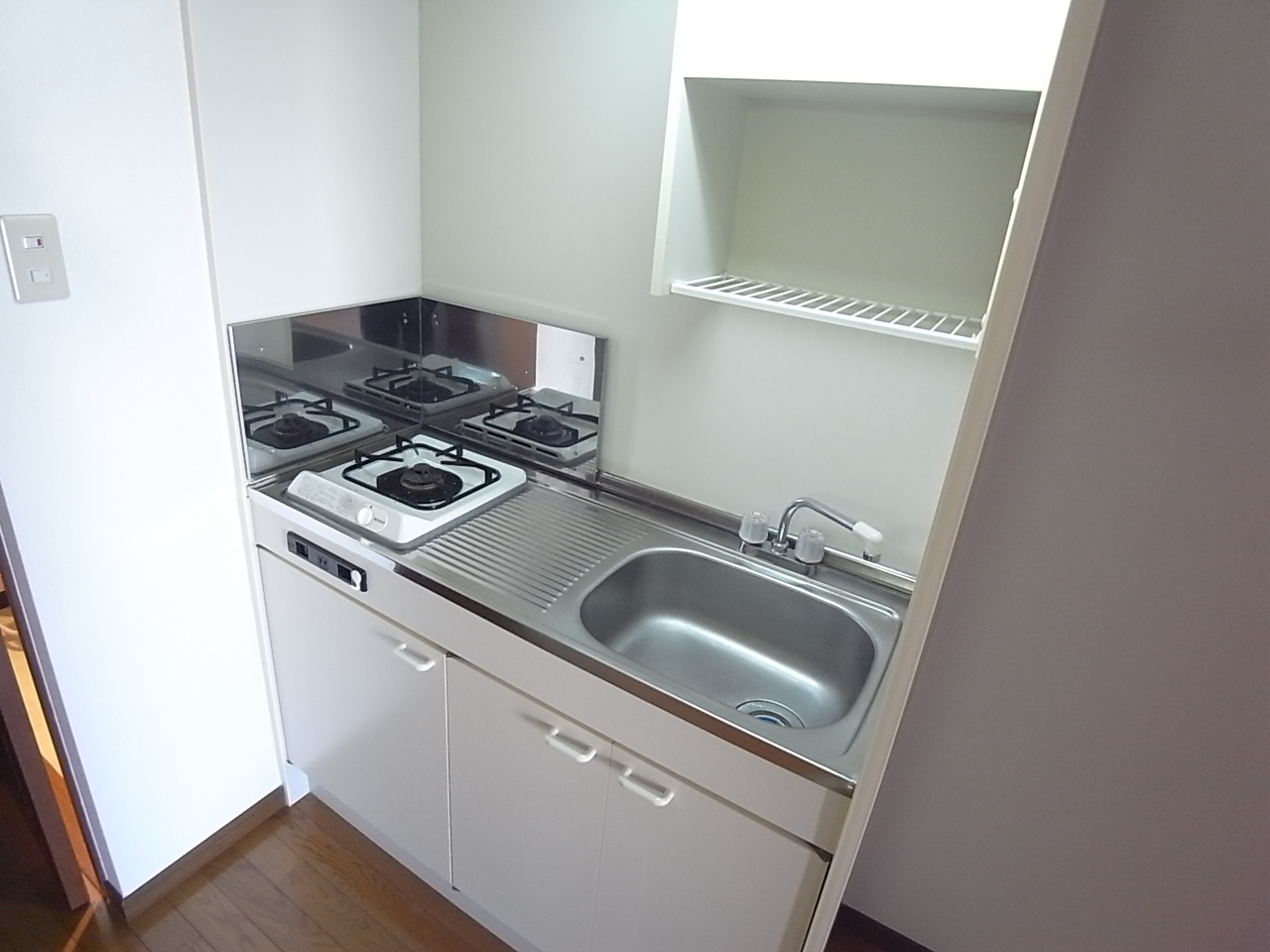 Kitchen. Immediately usable with a gas stove!