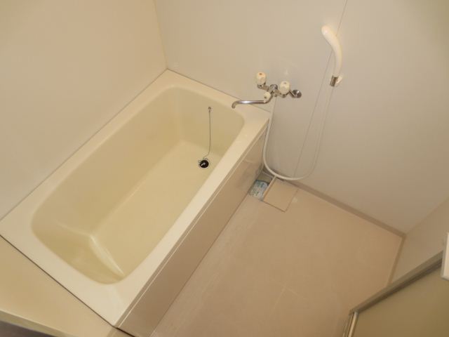 Bath. Clean bathrooms