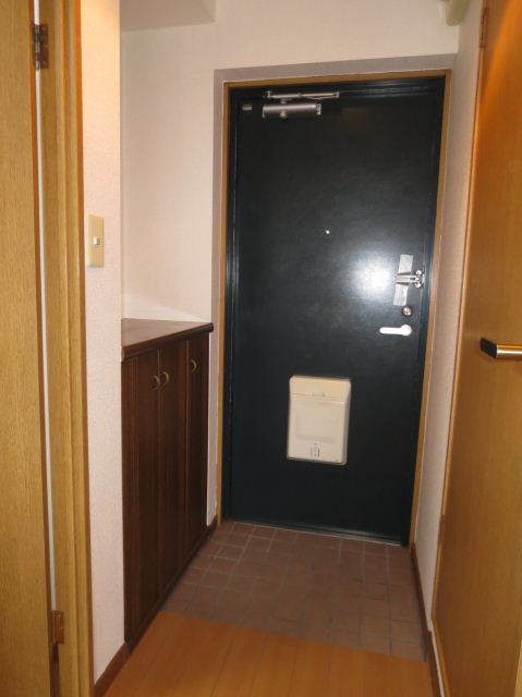 Entrance. There cupboard