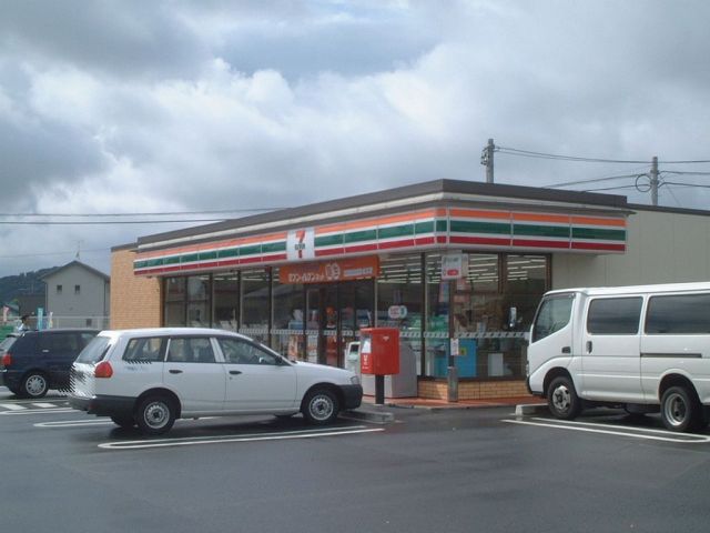 Convenience store. 230m to Seven-Eleven (convenience store)