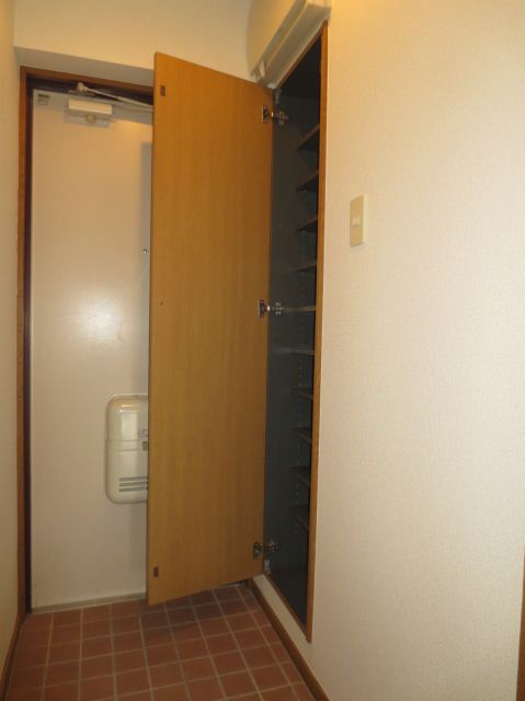 Entrance. There cupboard