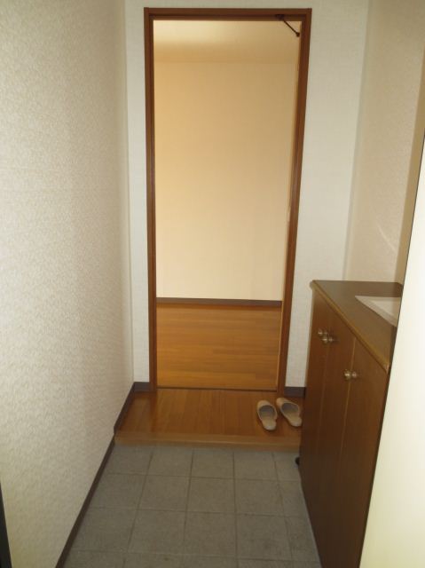 Entrance. Entrance, Cupboard