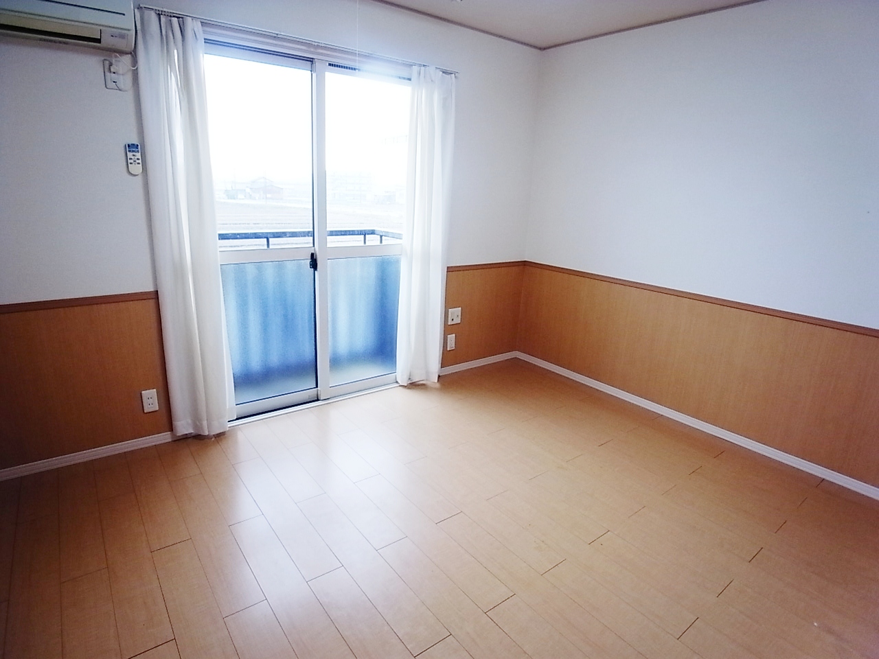 Living and room. Good per sun